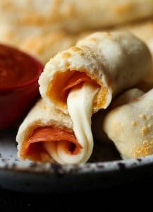 Cheesy Pizza Breadsticks – Cookies and Cups