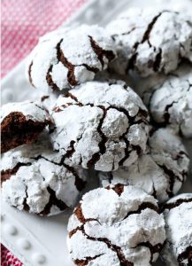 Fudgy Chocolate Crinkle Cookies | Cookies and Cups