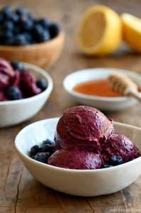 5-Minute Healthy Blueberry Frozen Yogurt
