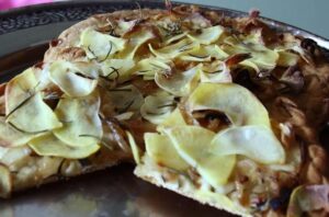 Golden Potato and Caramelized Onion Flat Bread Pizza – Eat With Your Eyes