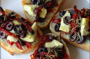 Artichoke, Kalamata, & Sun-Dried Tomato Mini-Pizzas With Garlic and Rosemary – Eat With Your Eyes