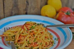 Pasta with Raw Tomato & Lemon Infused Olive Oil – Eat With Your Eyes