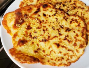 Simple Garlic Butter Naan – Eat With Your Eyes